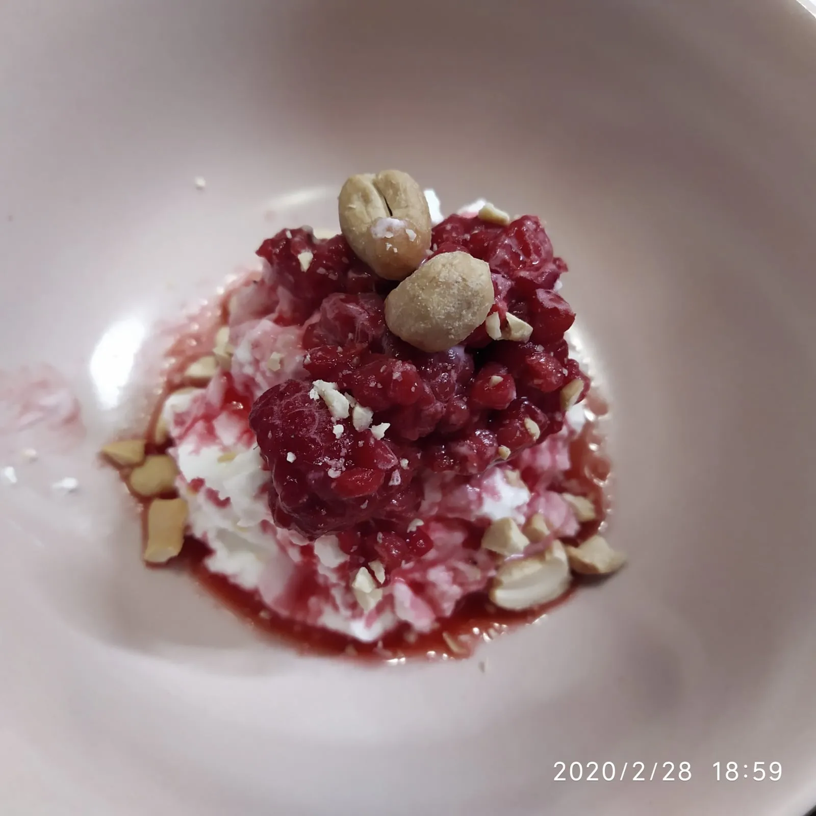 Sir, maline i pečeni indijski orah