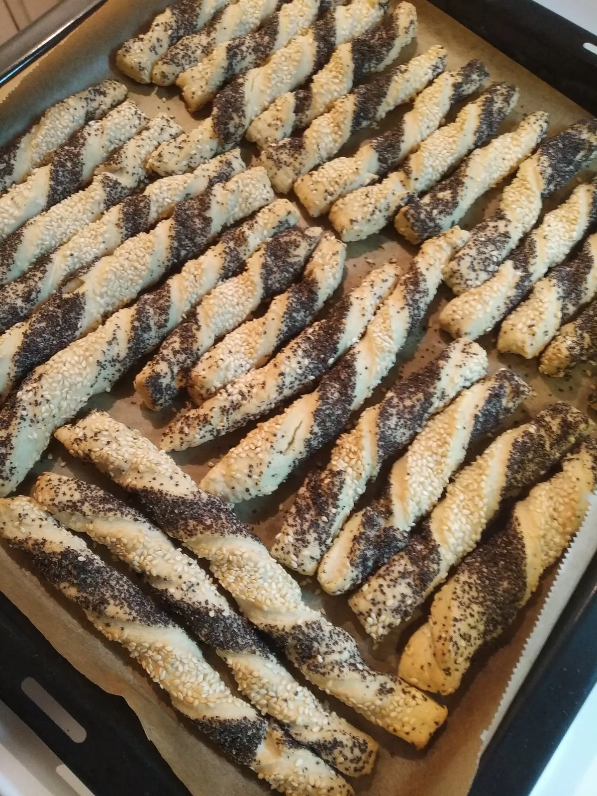 Štapići od belog vina sa susamom i makom
